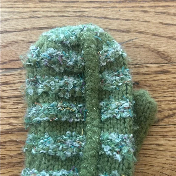 Betsey Johnson Green Winter Gloves - Picture 9 of 9
